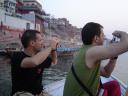 En Joan i en Ritchi fent fotos desde una barca al riu Ganges, Varanasi.