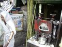 Dona india a la parada de sucs de canya de sucre.